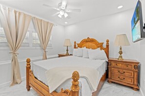 Iron/ironing board, WiFi, bed sheets - Modern 3BR • Smart TVs • Near Downtown Naples (Naples)