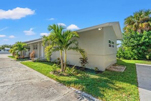 Property grounds - Modern 3BR • Smart TVs • Near Downtown Naples (Naples)