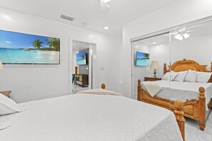 Iron/ironing board, WiFi, bed sheets - Modern 3BR • Smart TVs • Near Downtown Naples (Naples)