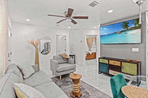 Modern 3BR • Smart TVs • Near Downtown Naples