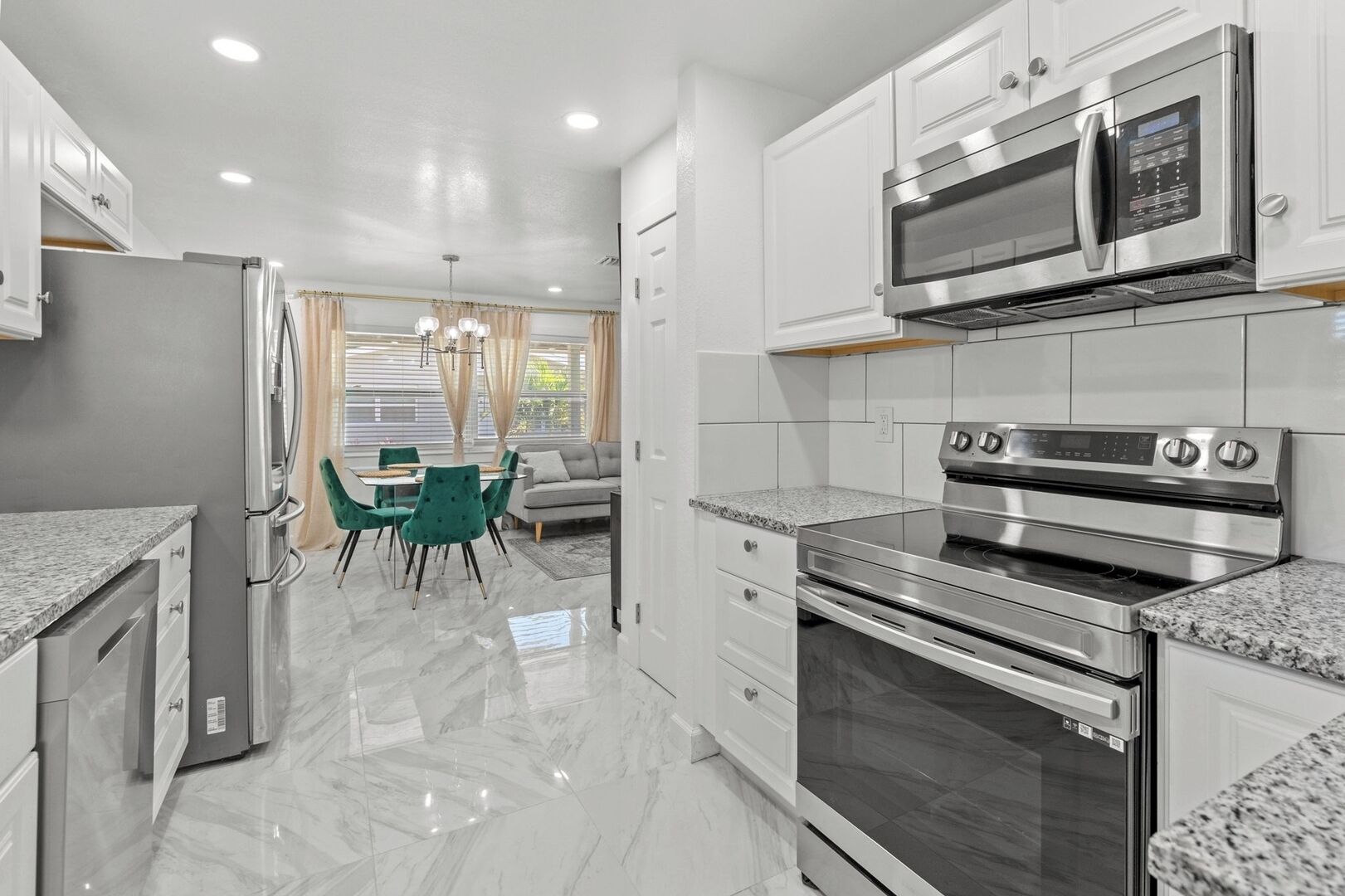 Kjøleskap, mikrobølgeovn, ovn og kokeplater