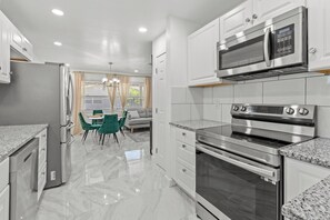 Kjøleskap, mikrobølgeovn, ovn og kokeplater