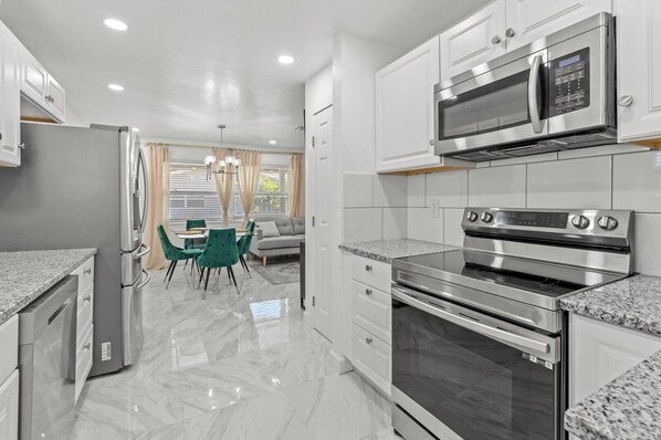 Fridge, microwave, oven, stovetop - Modern 3BR • Smart TVs • Near Downtown Naples (Naples)