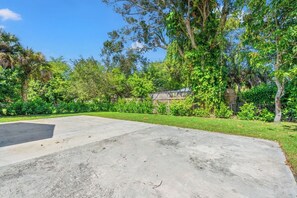 Property grounds - Modern 3BR • Smart TVs • Near Downtown Naples (Naples)