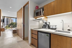 Fridge, microwave, stovetop, cookware/dishes/utensils - Bright studio at Hotel Mio with pool (Bucerías)