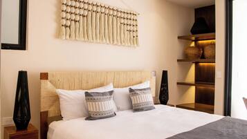 Caja de seguridad en la habitación y tabla de planchar con plancha