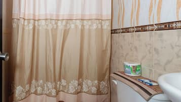 Doppel- oder Zweibettzimmer | Badezimmer | Dusche, Handtücher, Seife, Shampoo