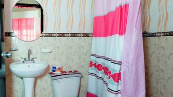 Ducha, toallas, jabón y champú