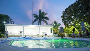 สระว่ายน้ำกลางแจ้ง, ร่มริมสระว่ายน้ำ