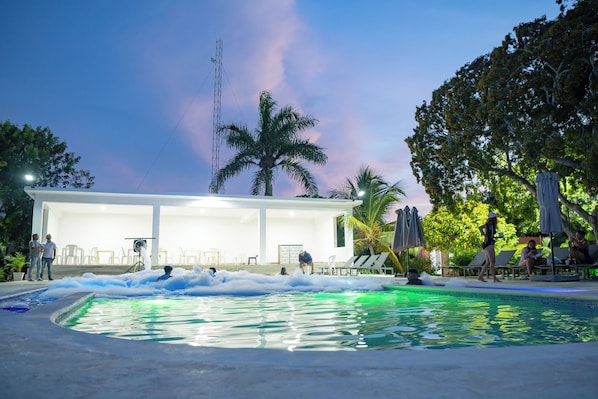 Outdoor pool, pool umbrellas - Hotel Boca de Yuma (Boca de Yuma)
