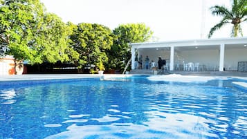 Kolam renang terbuka, payung kolam