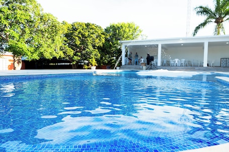 Una piscina al aire libre, sombrillas