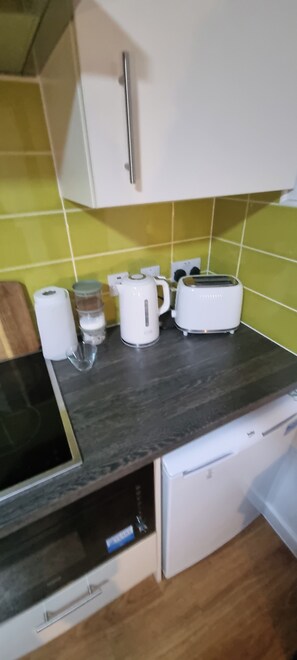 Fridge, microwave, oven, stovetop - Central Liverpool 1-Bed Apartment (Liverpool)