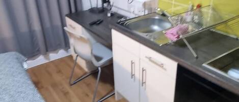 Tabla de planchar con plancha, wifi y ropa de cama