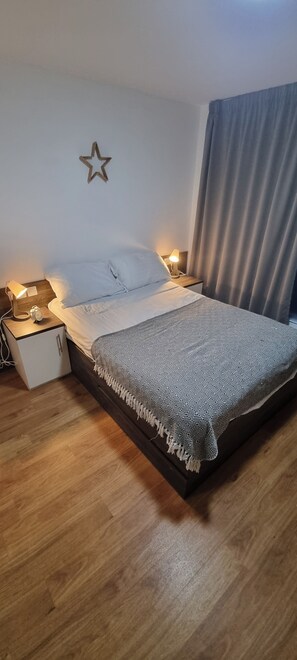 مكواة/لوح كي وواي فاي وملاءات أسرّة