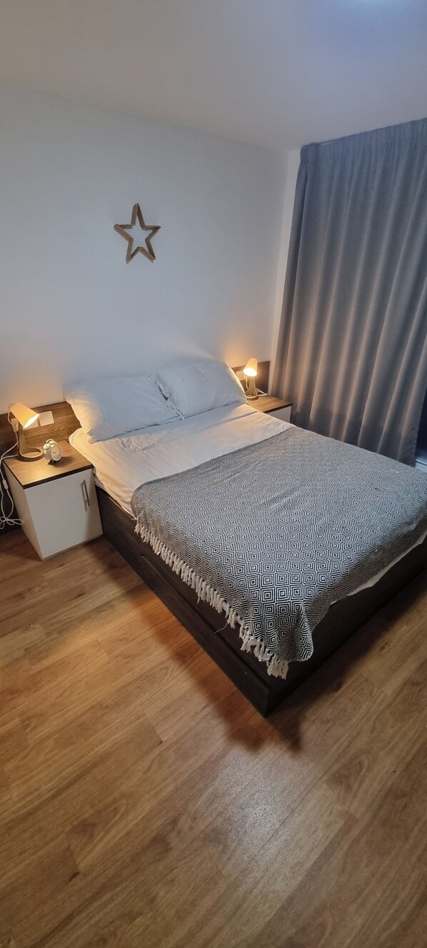 Strykjärn/strykbräda, wi-fi och sängkläder