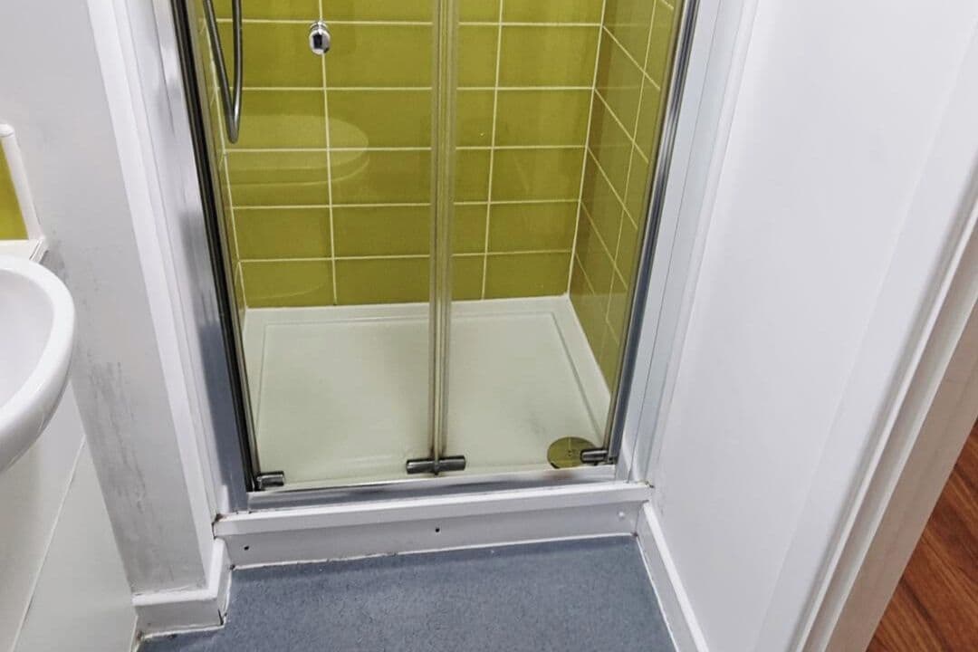 Shower, towels