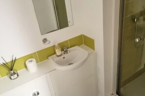 Shower, towels - Central Liverpool 1-Bed Apartment (Liverpool)