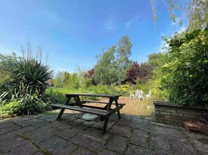 Outdoor dining - Charming country retreat, Lakeview Cottage Hot tub (Wisbech)