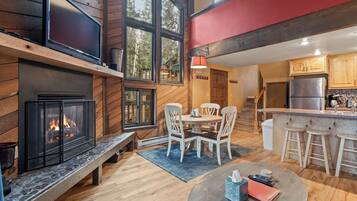 Kondominium Comfort, patio, pemandangan gunung | Tempat makan