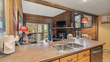 Kondominium Comfort, patio, pemandangan gunung | Interior