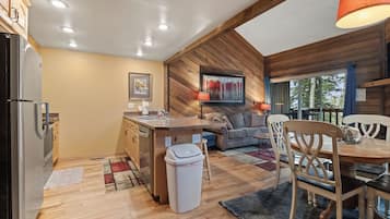 Condo Confort, patio, vue sur la montagne | Intérieur