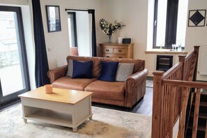 TV, fireplace - 3 Bed House - Sea Views, Balcony, Parking, Pets (Innellan)
