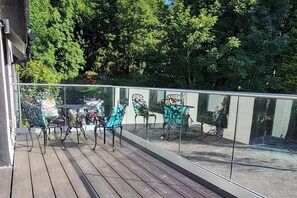 Outdoor dining - 3 Bed House - Sea Views, Balcony, Parking, Pets (Innellan)