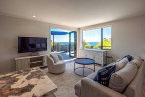 Living area - Blackwood on Seaview | Be My Guest Waiheke (Waiheke Island)