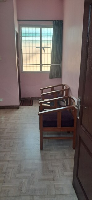 Habitación doble Deluxe | Caja de seguridad en la habitación y escritorio 