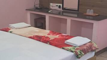 Deluxe Double Room | In-room safe, desk, laptop workspace, soundproofing