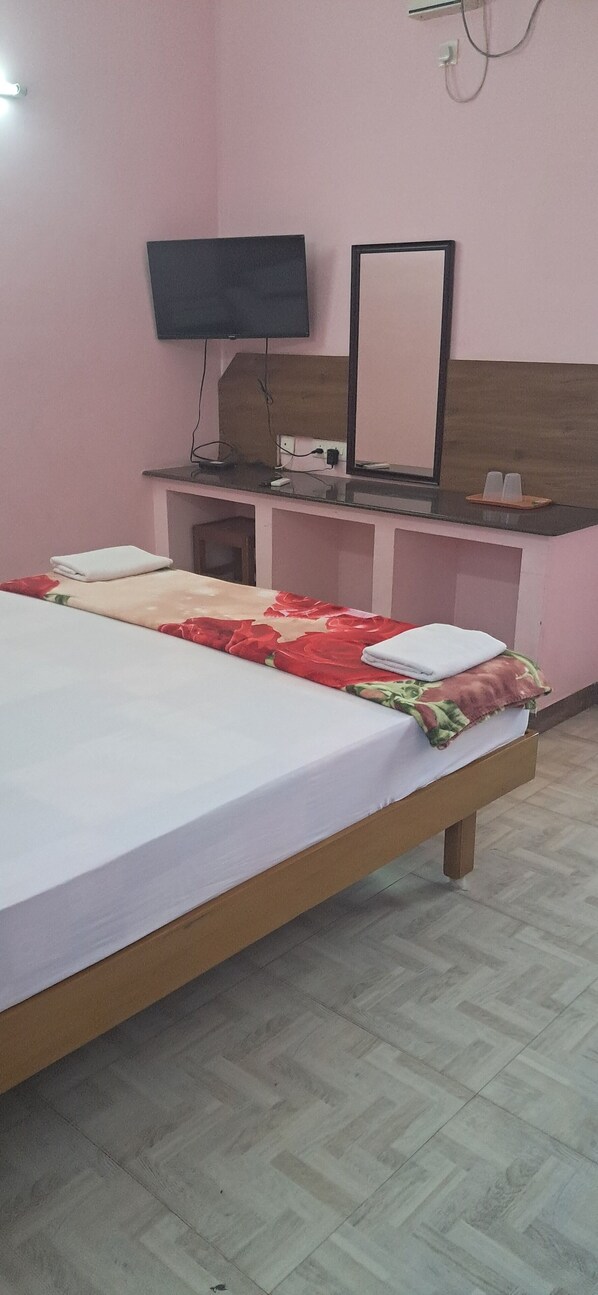 Habitación doble Deluxe | Caja de seguridad en la habitación y escritorio 