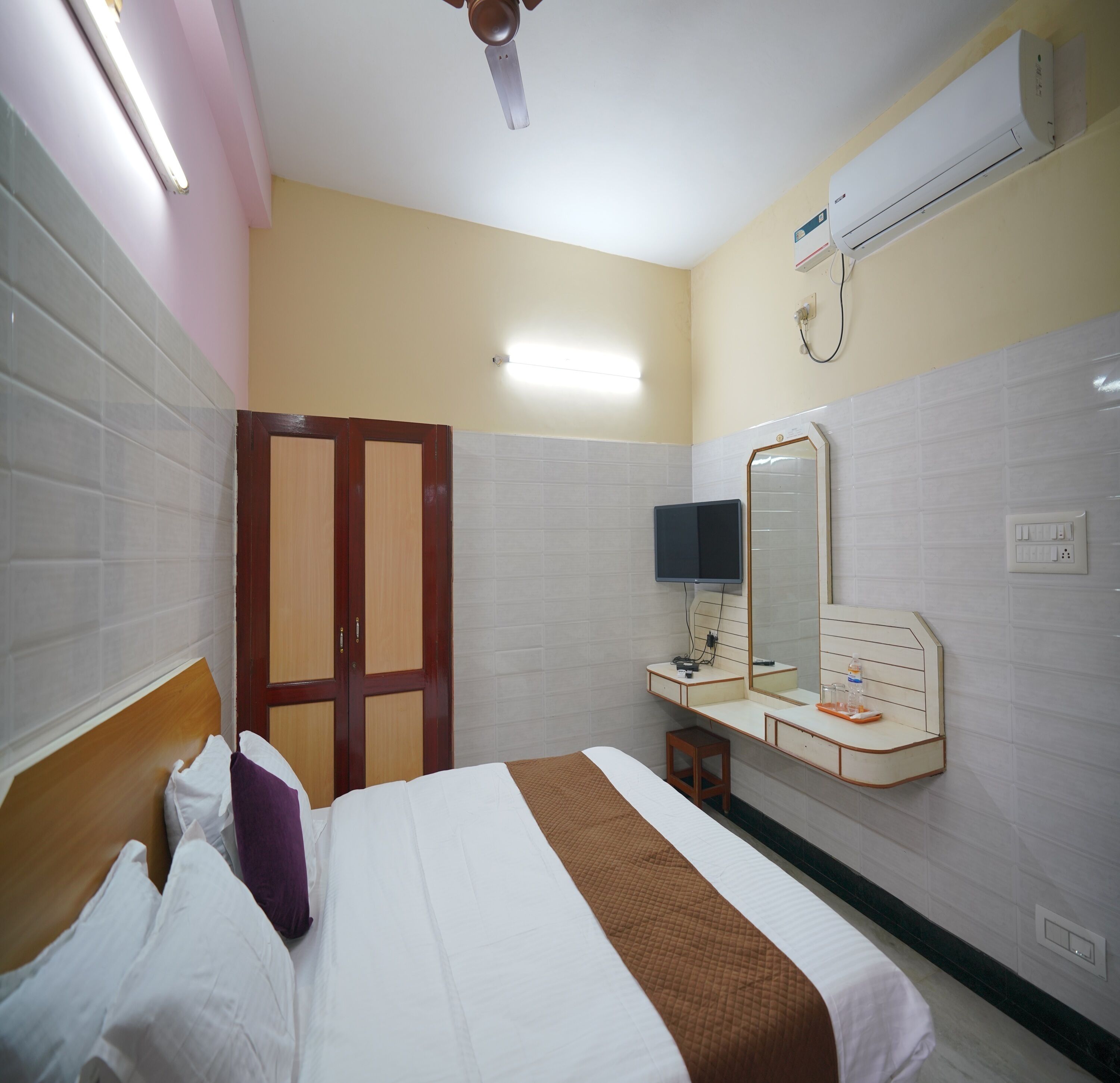 Deluxe tweepersoonskamer | Een kluis op de kamer, een bureau, een laptopwerkplek