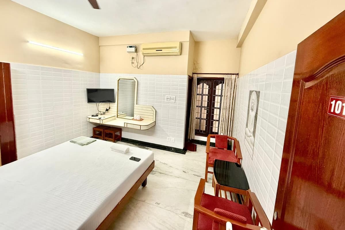 Deluxe Double Room | In-room safe, desk, laptop workspace, soundproofing