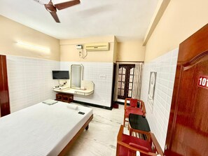 Deluxe Double Room | In-room safe, desk, laptop workspace, soundproofing