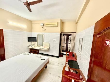 Caja de seguridad en la habitación y escritorio