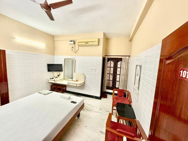 Deluxe Double Room | Peti besi dalam bilik, meja, ruang kerja komputer riba, kalis bunyi 