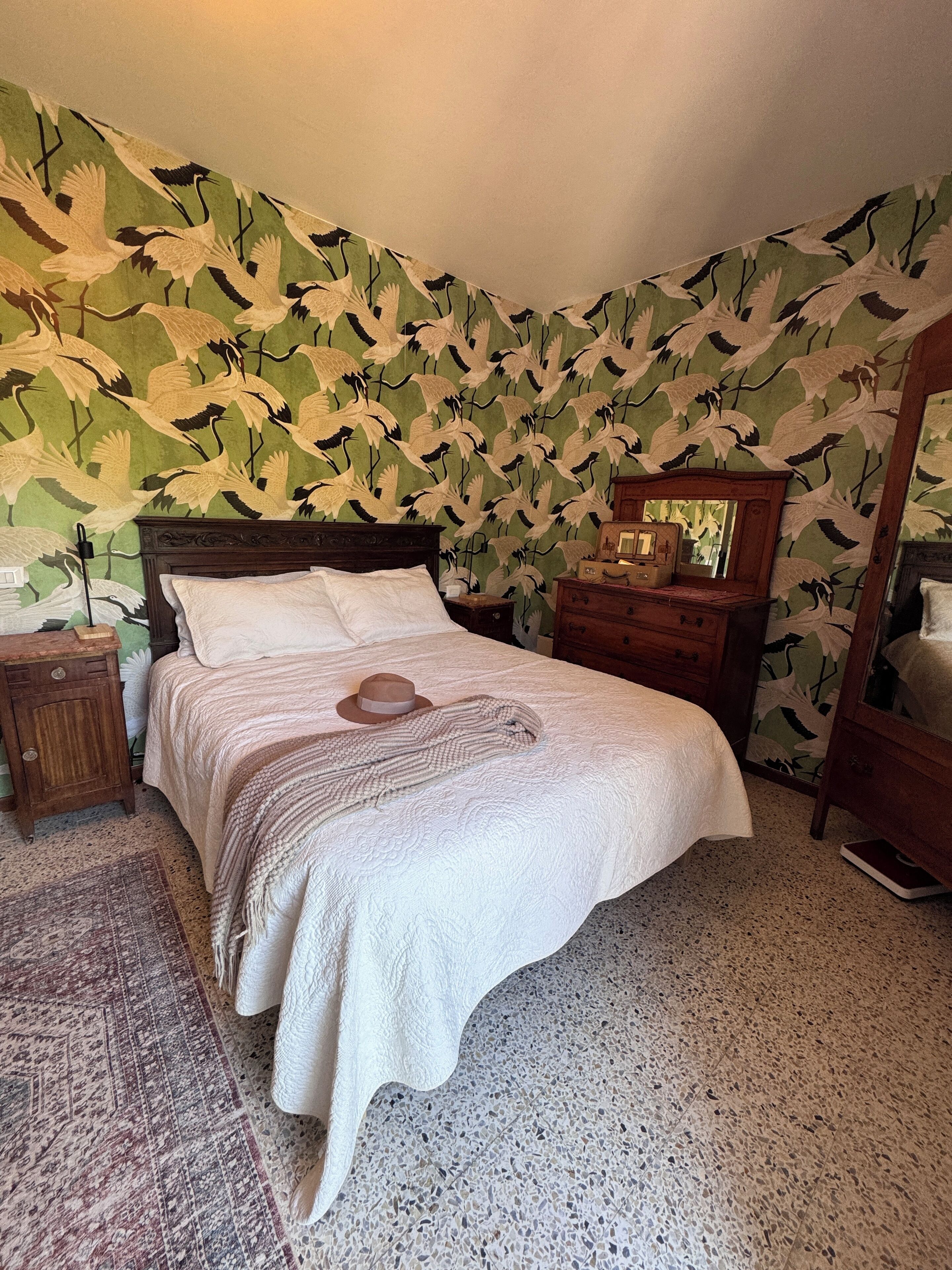 Escritorio, tabla de planchar con plancha, wifi gratis y ropa de cama 