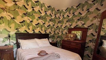 Escritorio, tabla de planchar con plancha, wifi gratis y ropa de cama