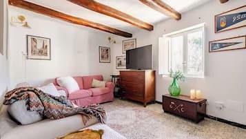 TV connectée, livres, écrans d'ordinateur