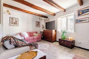 TV connectée, livres, écrans d'ordinateur