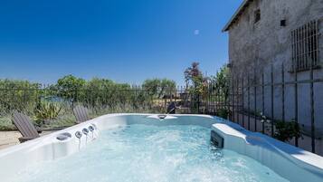 Bain à remous extérieur