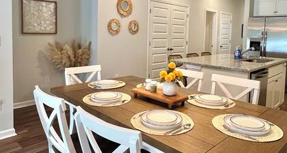 Designer 3BR Family Home — Golf • Beach • Parking