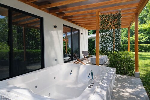   Villa Perezoso: Private Jacuzzi At Marino Ballena