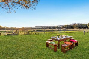 Outdoor dining - Berignone Natural Paradise Apt, Volterra, Italy (Volterra)