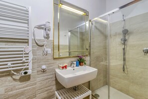 Shower, bidet, towels - Berignone Natural Paradise Apt, Volterra, Italy (Volterra)