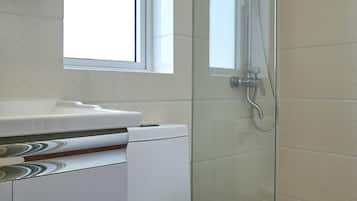 Superior-Studio, Blick auf den Innenhof | Badezimmer