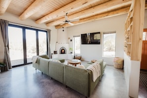 Una Smart TV, una chimenea