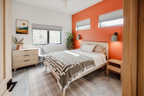 Een bureau, een strijkplank/strijkijzer, reisbedje, gratis wifi