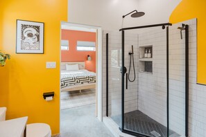 Een douche, milieuvriendelijke toiletartikelen, een haardroger